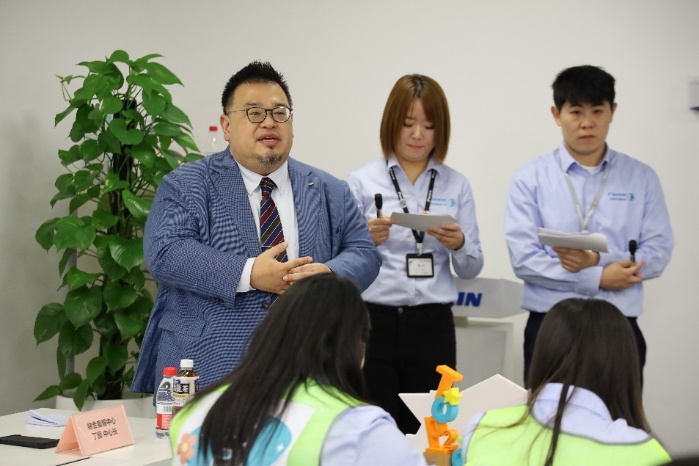 25112517564159715567